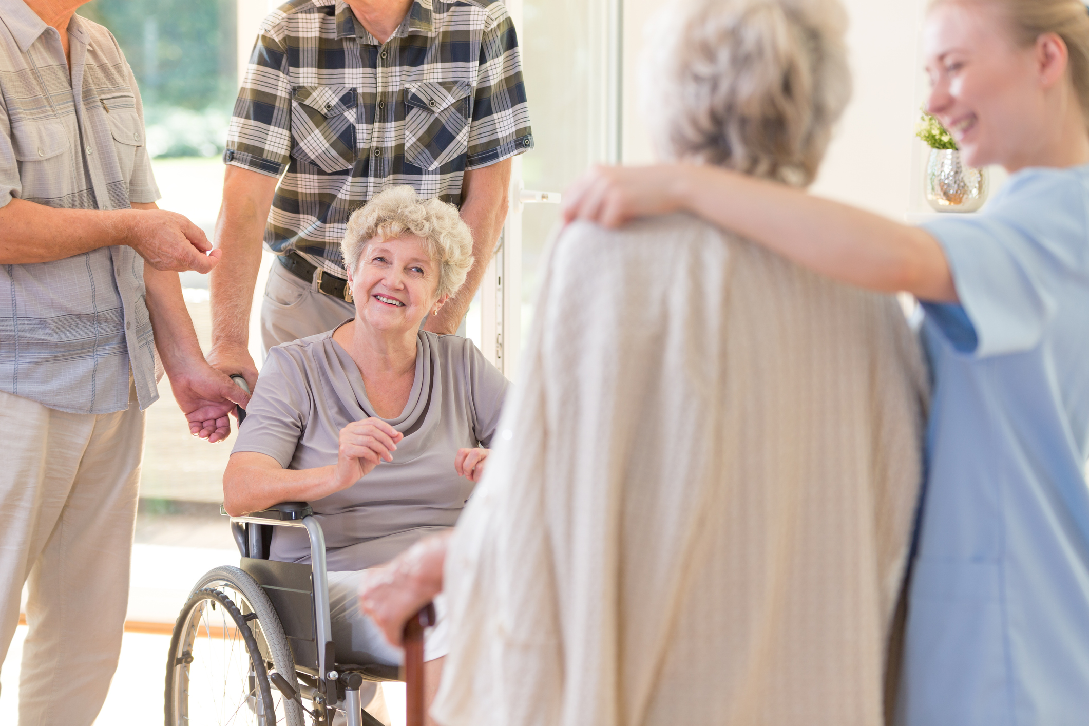 Vriendelijke senior op opendeurdag van een assistentiewoning